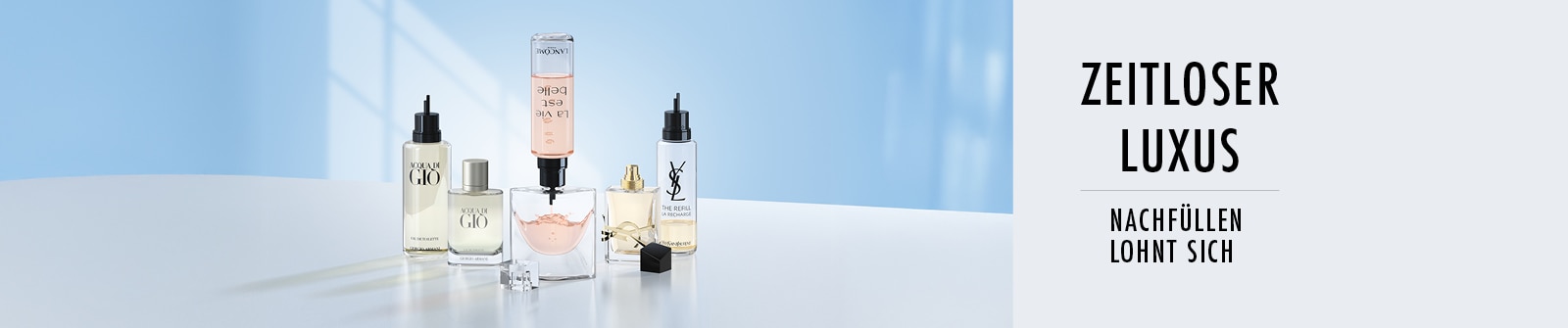 Zeitloser Luxus | Nachfüllen lohnt sich: Nachfüllbare Parfümflaschen von Giorgio Armani Acqua di Giò, Lancôme La Vie Est Belle und YSL Libre sowie Parfüm-Nachfüllungen auf einer hellblauen Oberfläche mit weichen Schatten dargestellt.